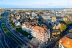 Lichtrijk hoekappartement met royaal zonneterras en open uitzicht, gelegen in het hart van onze familiale kustgemeente; strand en zee op korte wandelafstand. Dit royaal (woon)appartement inclusief een ruime inpandige garage, is gelegen op de 1ste verdieping van de recent gebouwde residentie "Zuidkant" en biedt u: Een ruime en uitnodigende woonkamer genietend van maximale lichtinval, aangrenzend zonneterras, volledig ingerichte en open keuken, inkomhall met afzonderlijk toilet, ruime bergplaats met aansluiting wasmachine, 2 ruime slaapkamers met elk hun eigen badkamer. In de ondergrondse verdieping bevindt zich de ruime garage. De praktische fietsenberging met rechtstreekse toegang tot de Sacristiestraat is gelegen op het gelijkvloers.
Dit instapklaar en energiezuinig woonappartement is beschikbaar vanaf 01/09/2025; bij de vermelde huurprijs komen er geen bijkomende kosten gebouw/syndic.
Onder deze tekst bij "documenten" vindt u een grondplan van het appartement en de garage (25/031)